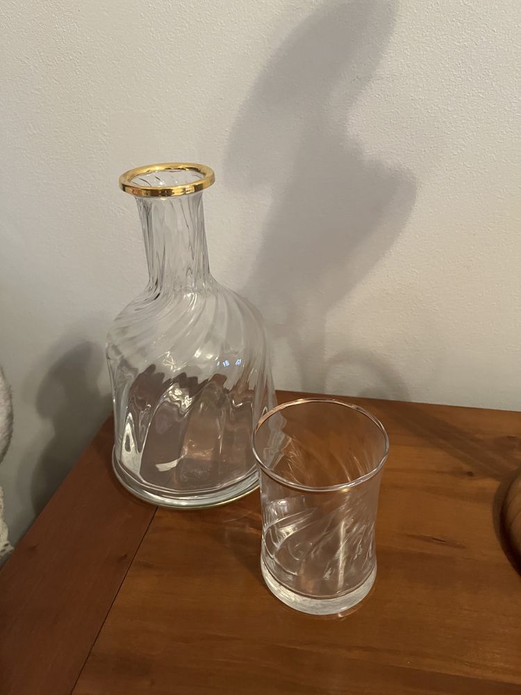 Garrafa de agua e copo
