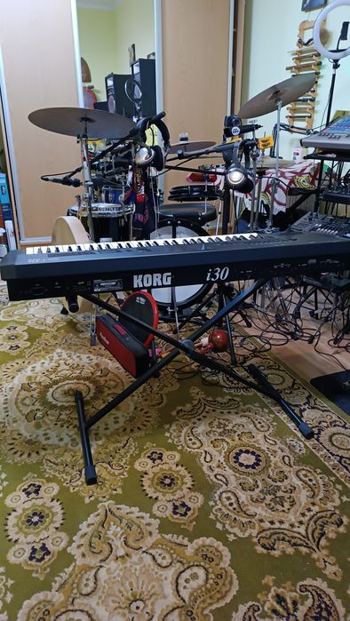 Синтезатор "Korg i30"стан чудовий