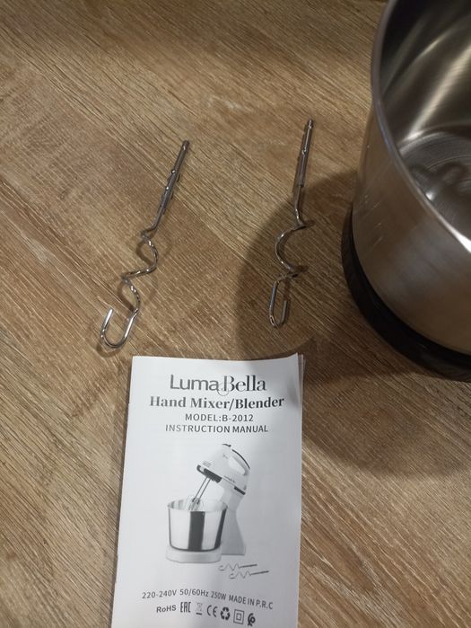 Кухонний міксер із чашею