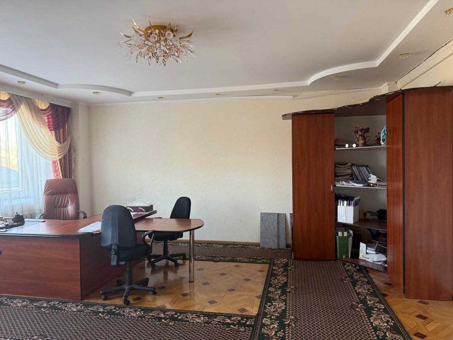 Продається 5-поверховий офісний центр з ремонтом у Вінниці