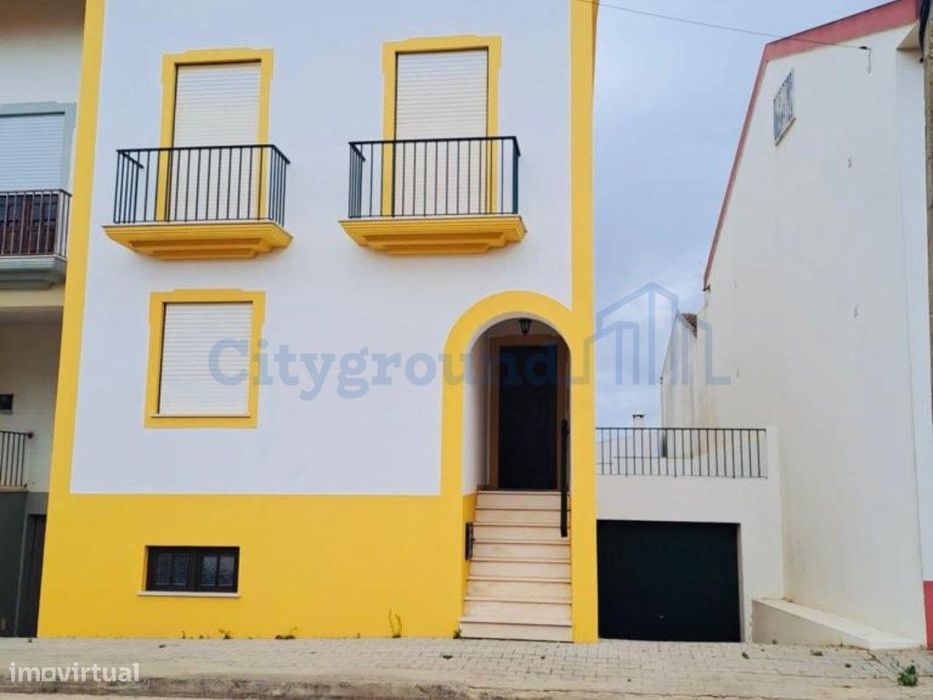 Moradia T3 com sótão e garagem junto à Consolação