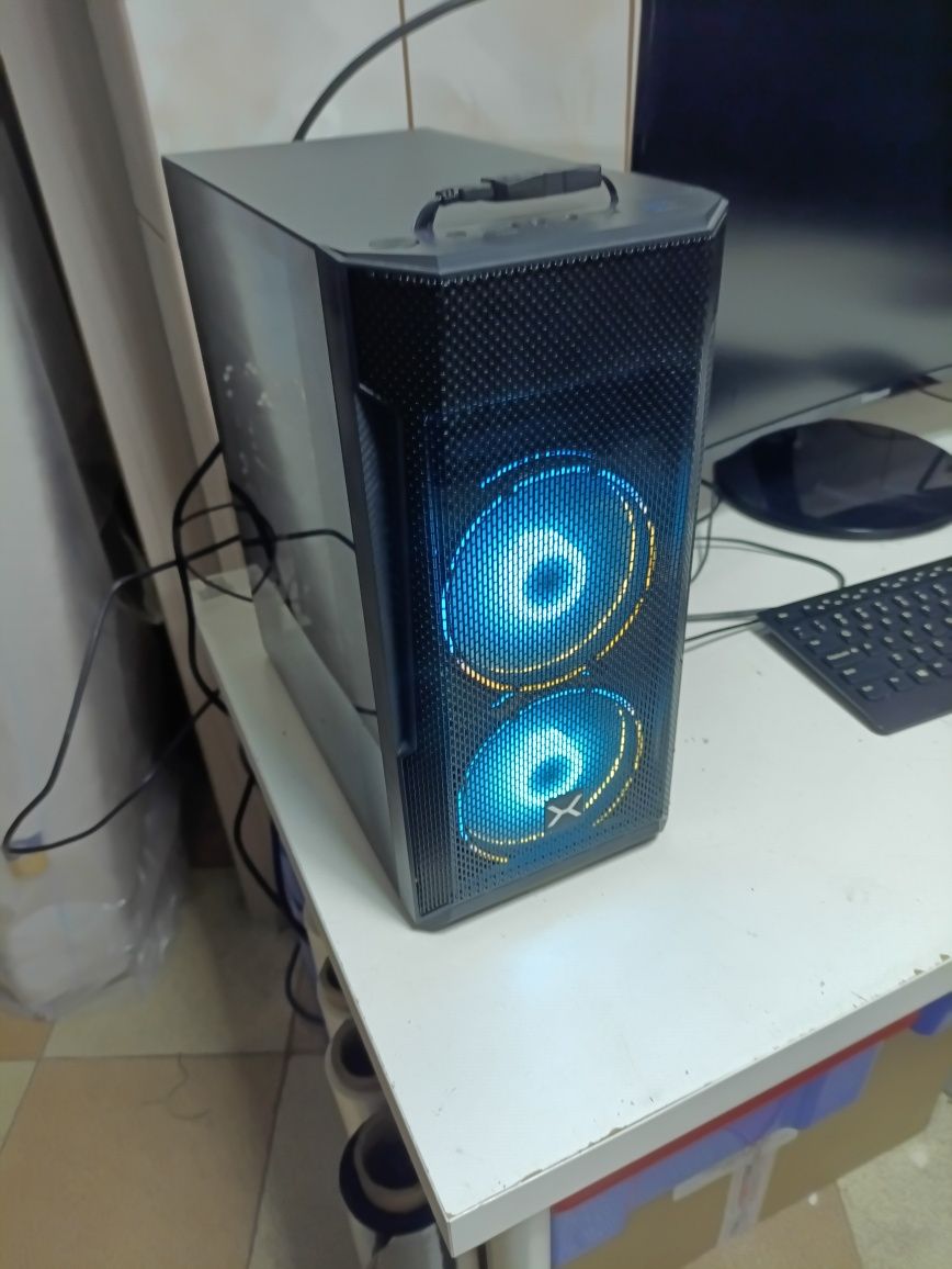 Intel i3 10100f 16gb ram, ssd250 GB graf. + Monitor