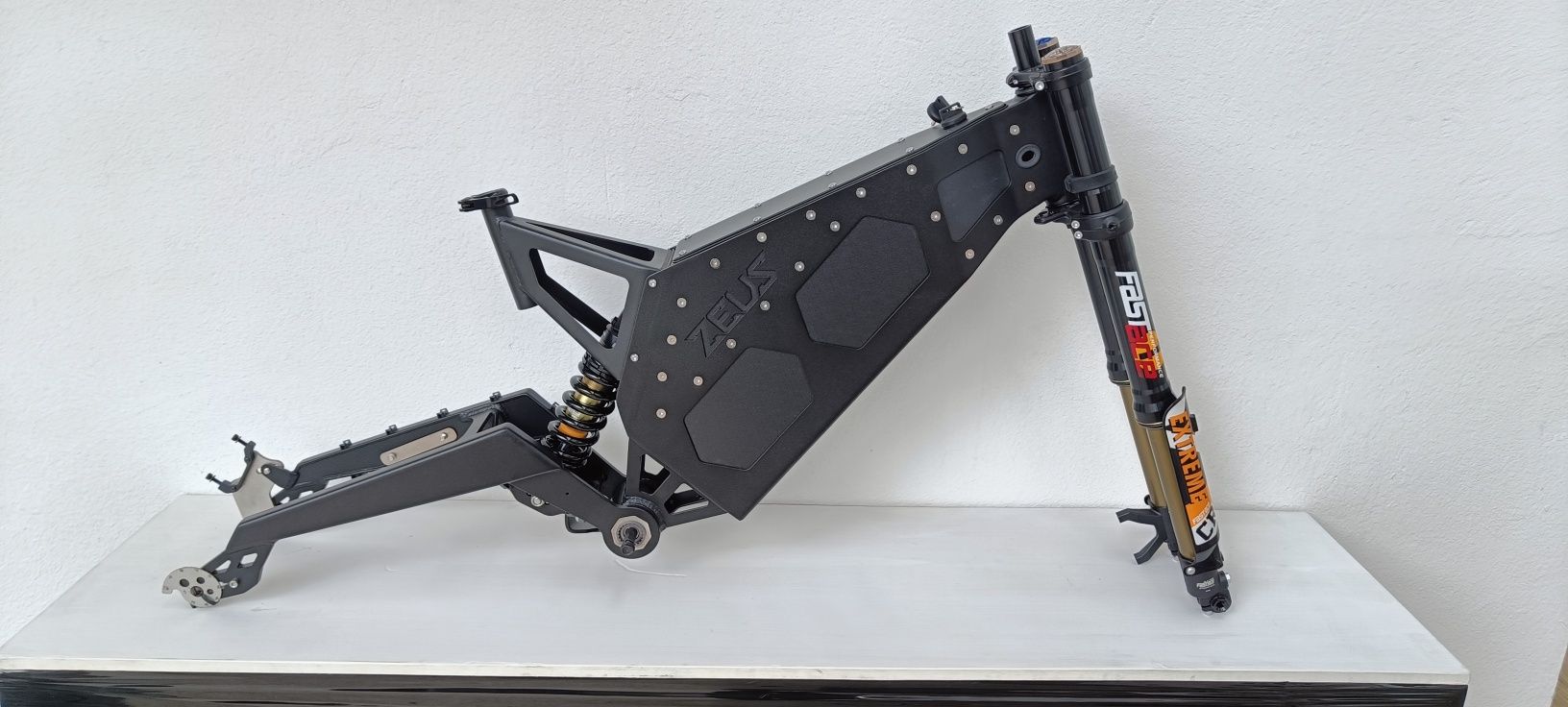 Rama ZEUS X160 SLIM mocnego roweru elektrycznego monsterbike 40Ah 72V