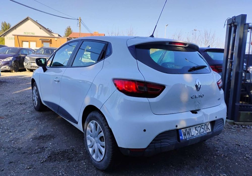 Renault Clio 2015r, Salonowy. 1.5 DCI. Uszkodzony lekko tył i przód. Jeździ.