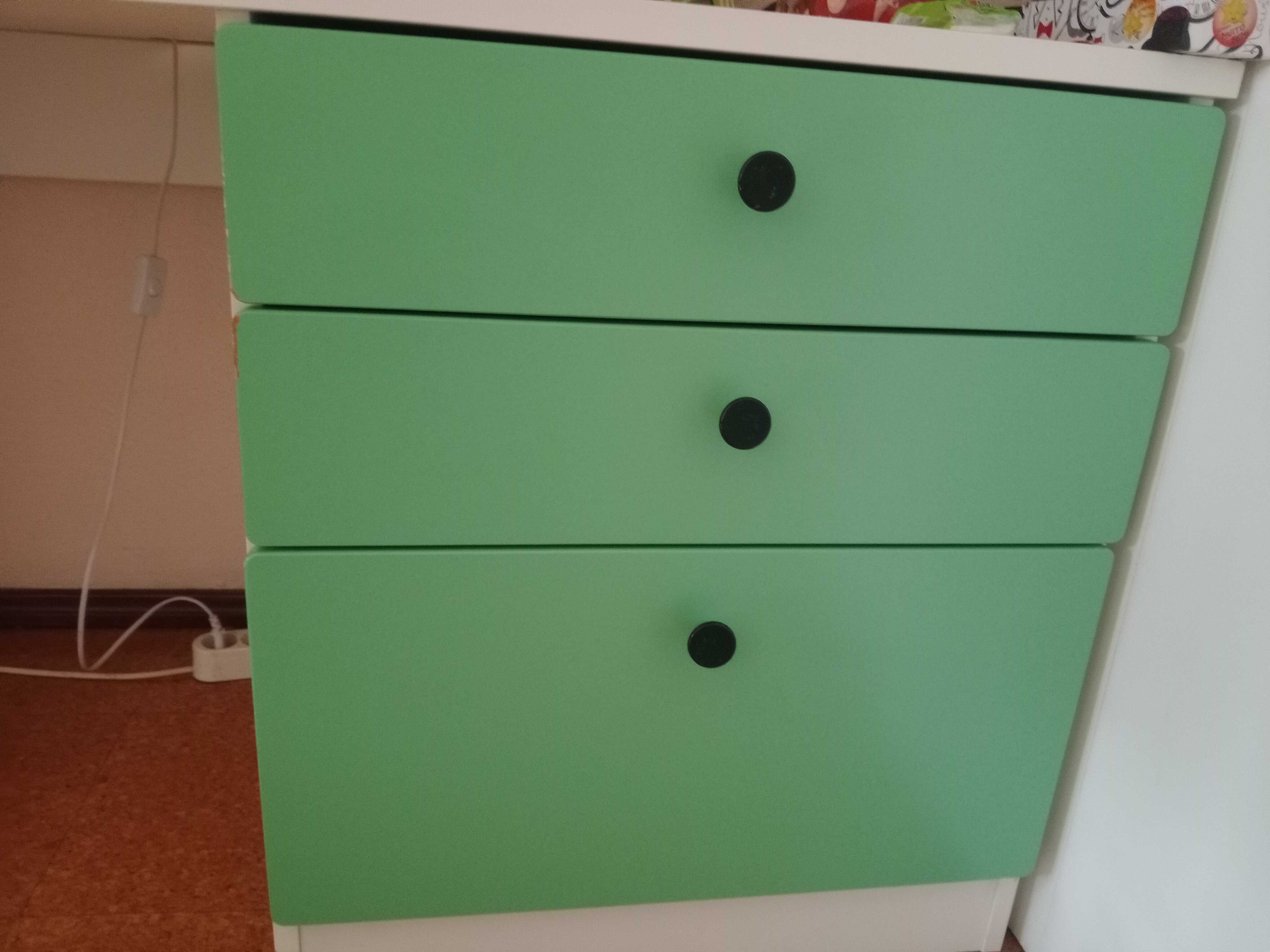Cama elevada com secretária ikea