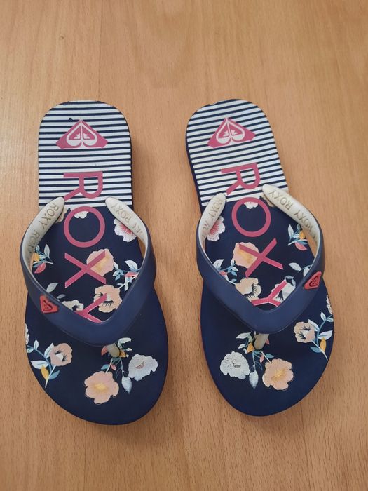 Chinelos da marca Roxo