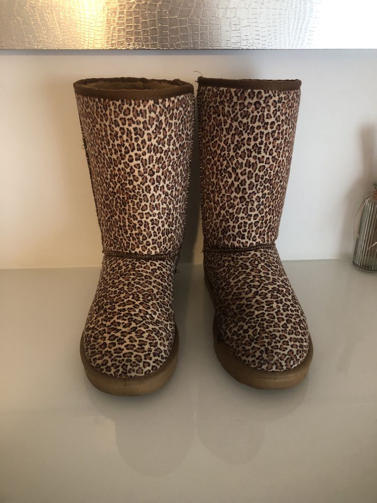 Botas animal print com pelo