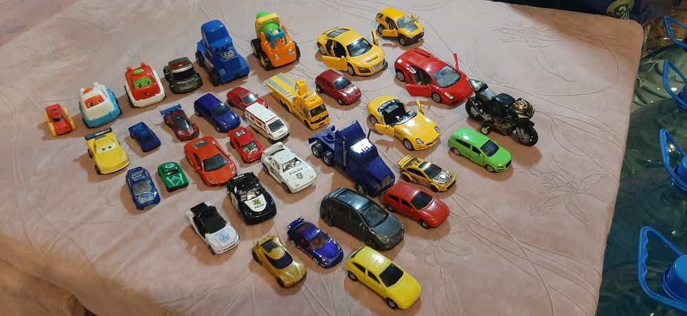 Машинки на батарейках разные и другие машинки.машинки-конструкторы.