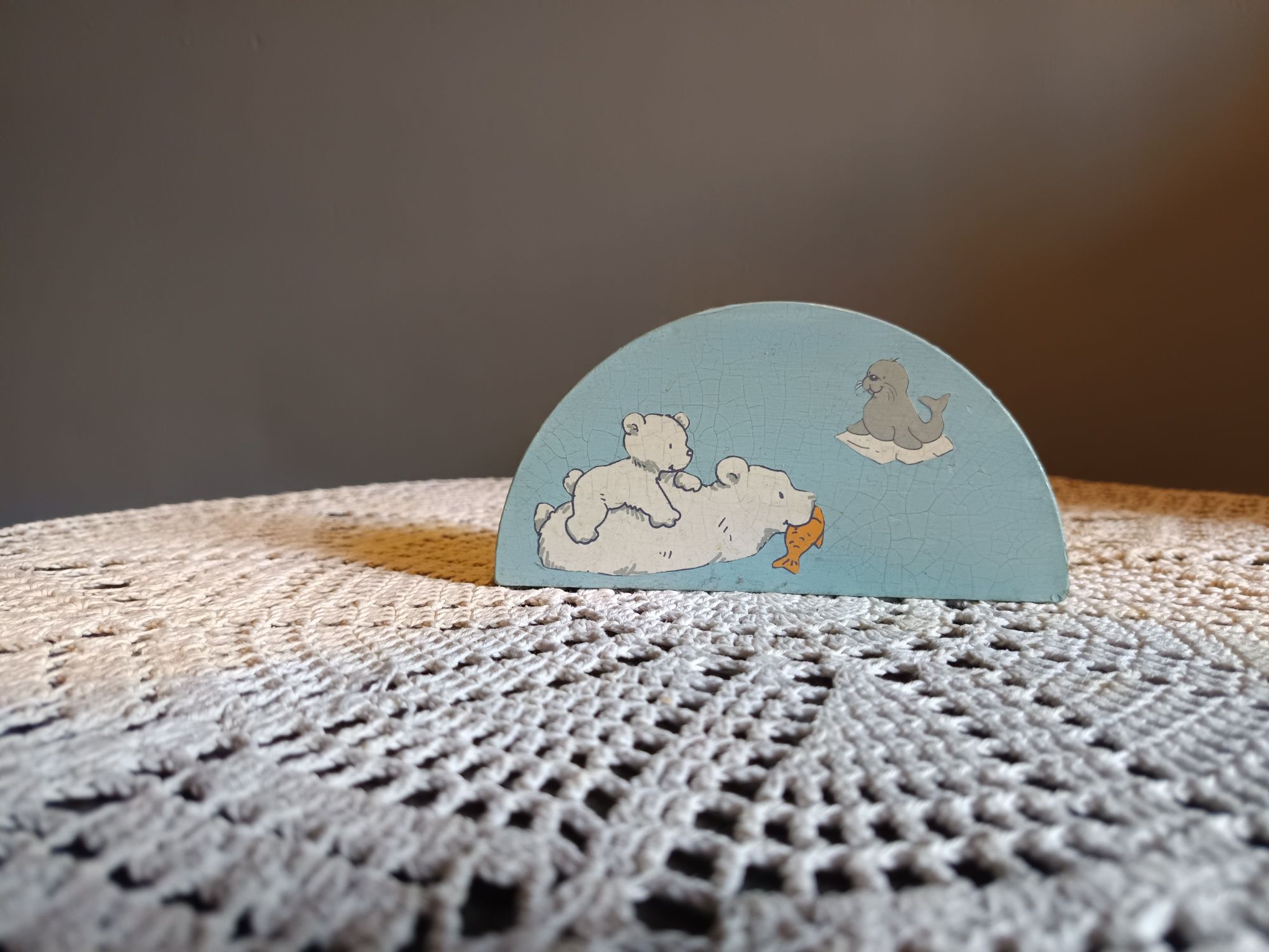 Błękitny serwetnik z misiem polarnym zdobiony techniką decoupage
