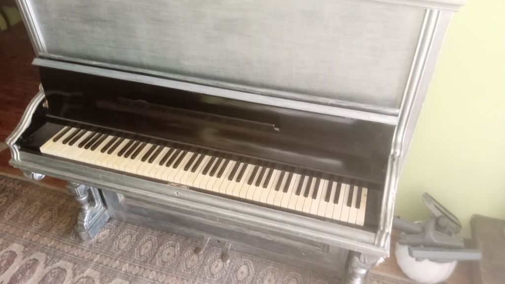 Pianino malowane na srebrny