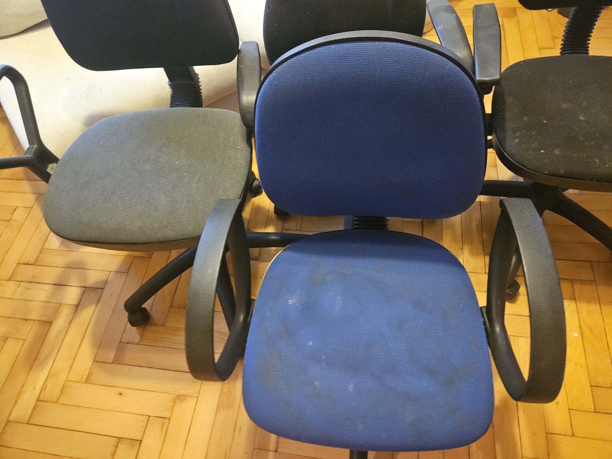 4 krzesła biurowe oddam za darmo
