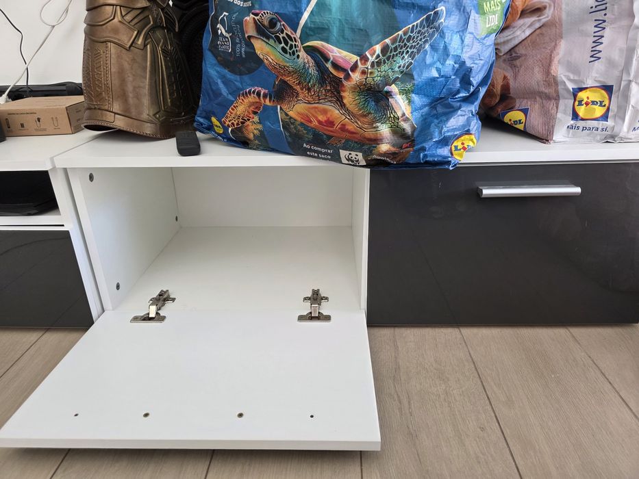 Móvel de sala com módulos suspensos e base – alto brilho preto e branc