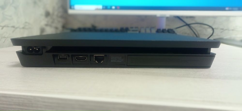 Продаю пс4 слім на 1 tb з двома доалшоками