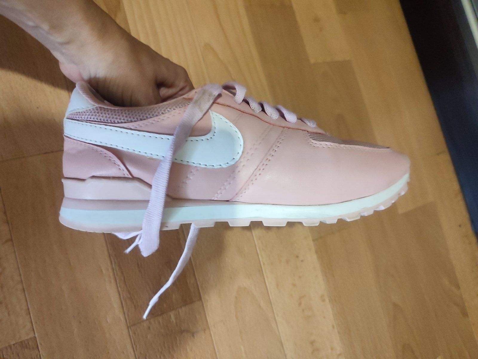 Розовые кроссовки на девочку 35р nike