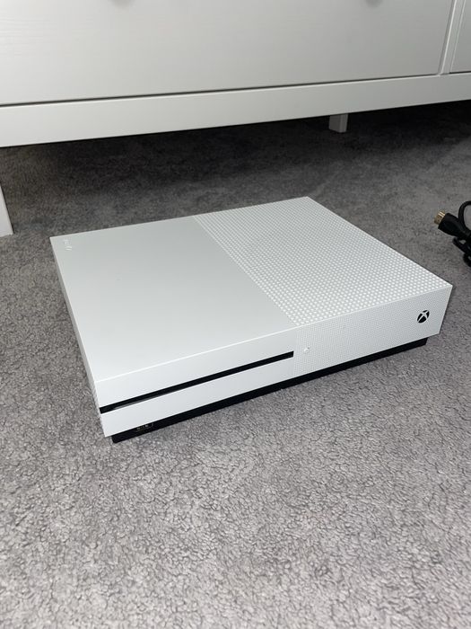 Xbox One S 1TB + 2 pady i gry