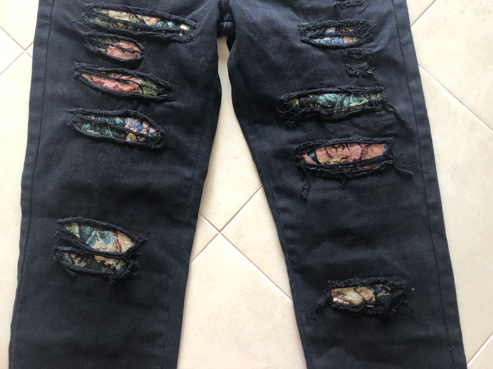 Jeans pretos com remendos NOVAS