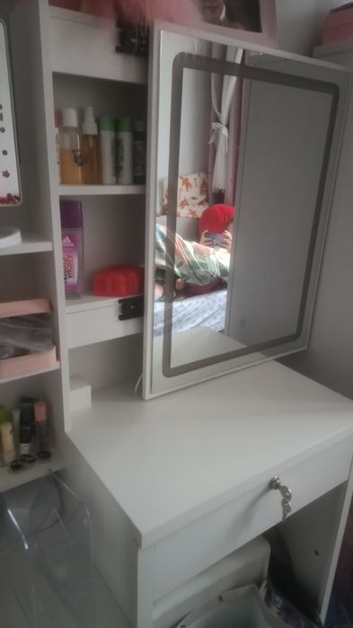 Toaletka z lustrem i LED