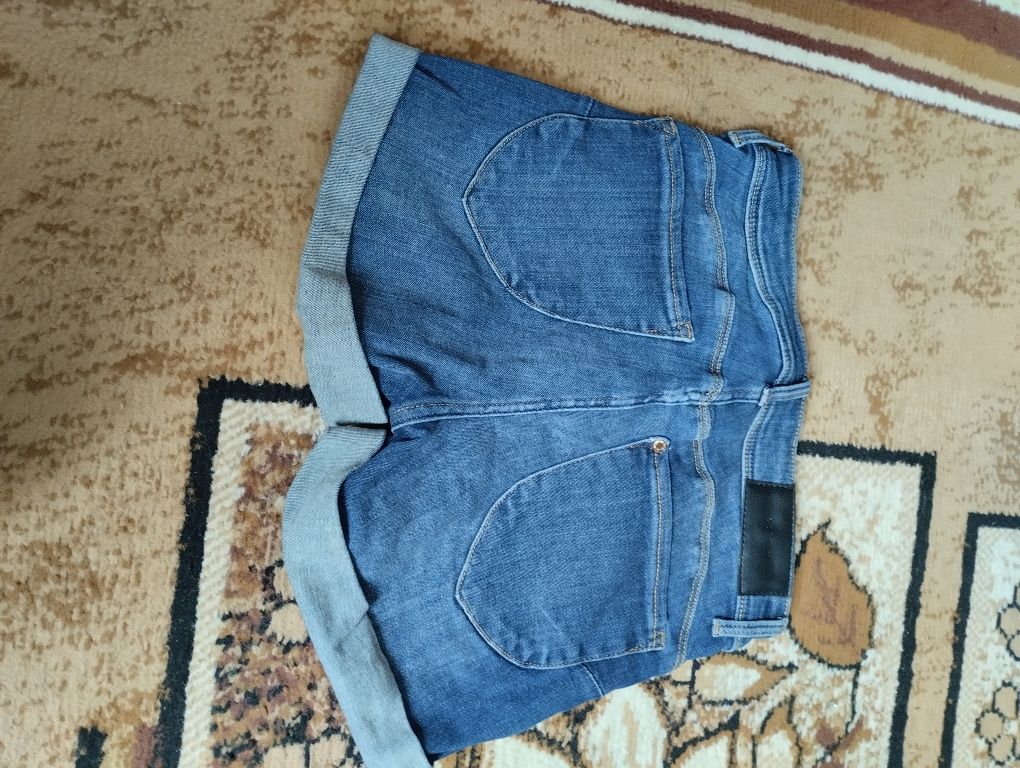 Джинсові шорти , джинсовий одяг