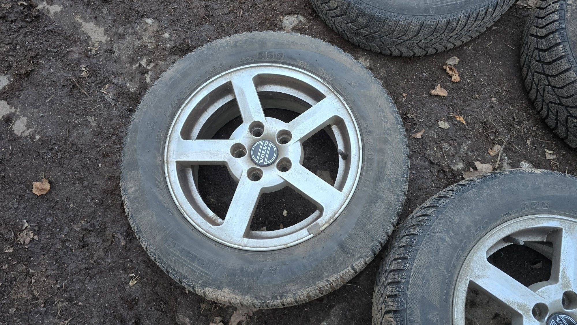 Felgi Volvo V70 oryginał Pirelli R15 195 /65 5816