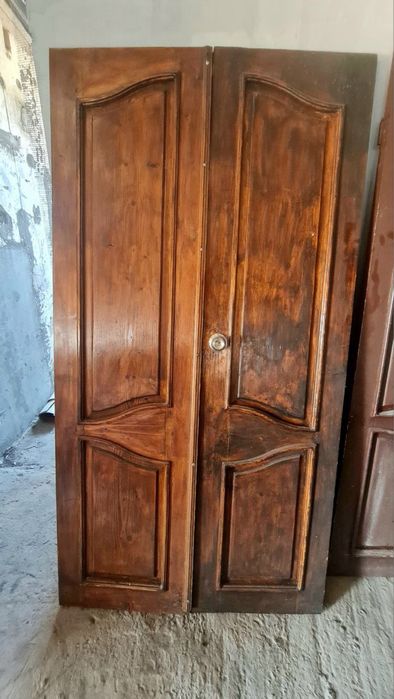 Вхідні подвійні деревʼяні двері