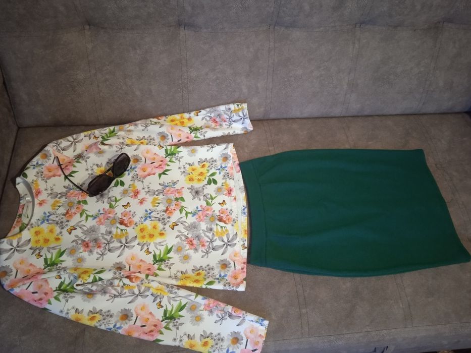 Продам весняний костюм