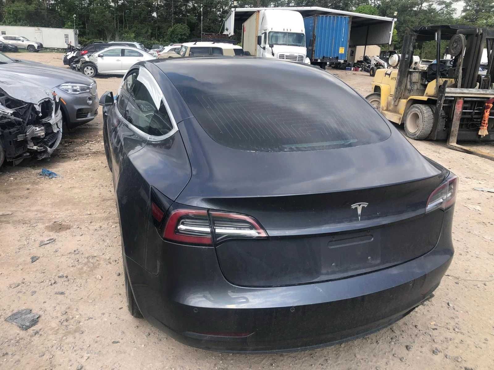 Авто в дорозі TESLA MODEL 3 тесла