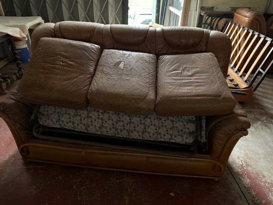 Jogo de sofá em couro legitimo bastante usado