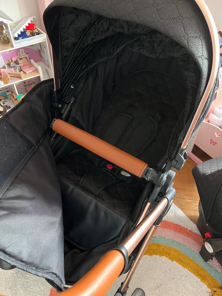 Carrinho de bebe moderno e muito bem estimado
