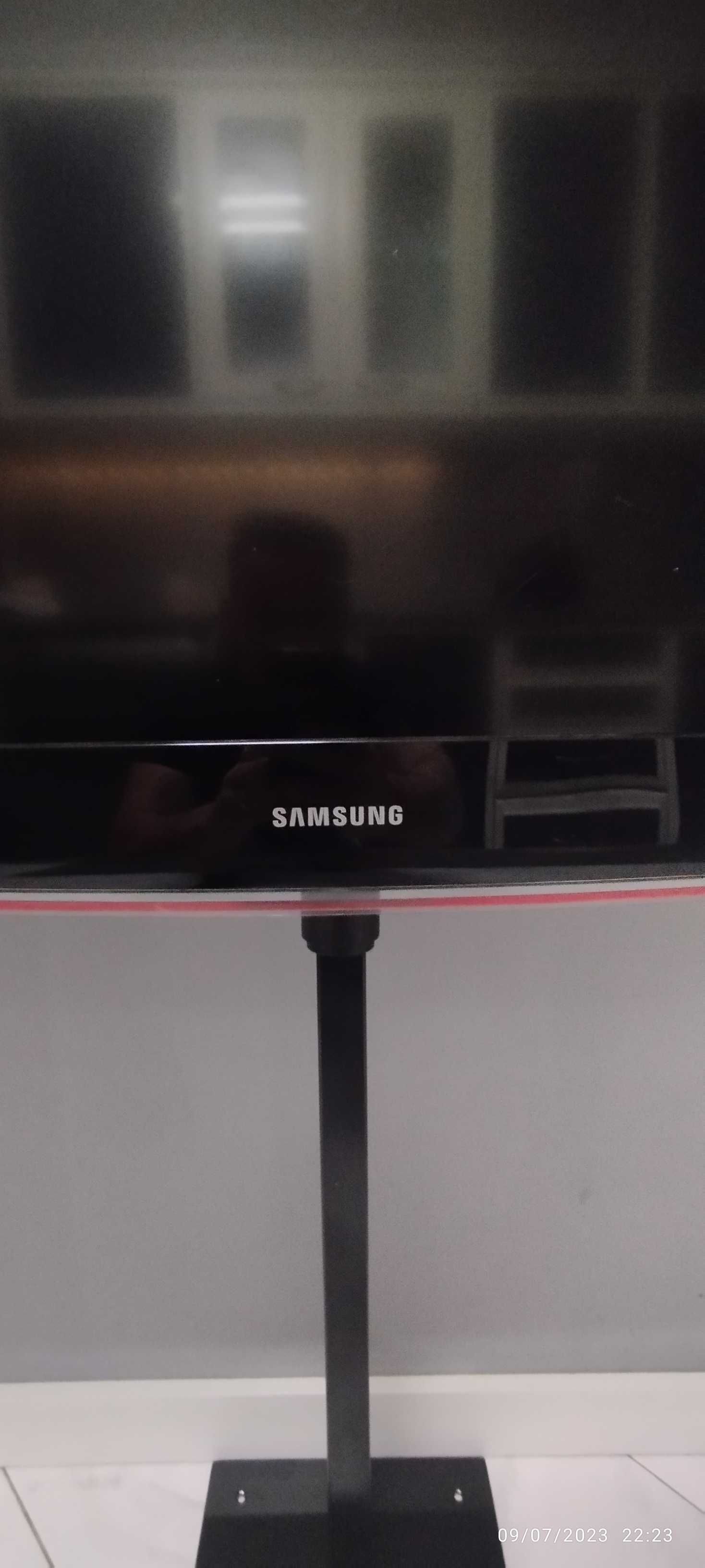 TV LCD Samsung com suporte.