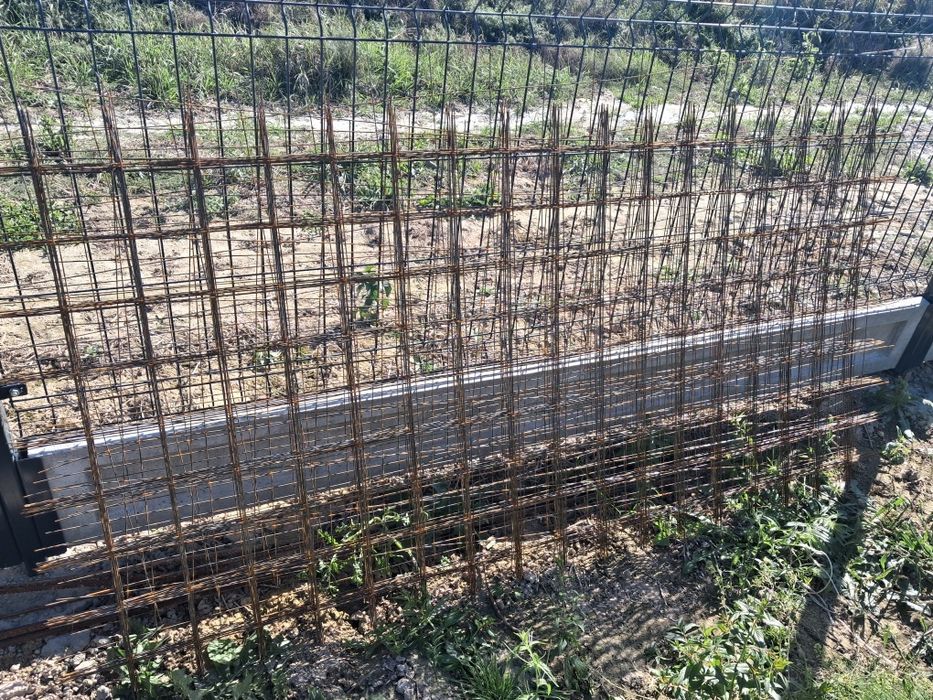 bloczek fundamentowy i  siatka zbrojeniowa  bloczki fundamentowe