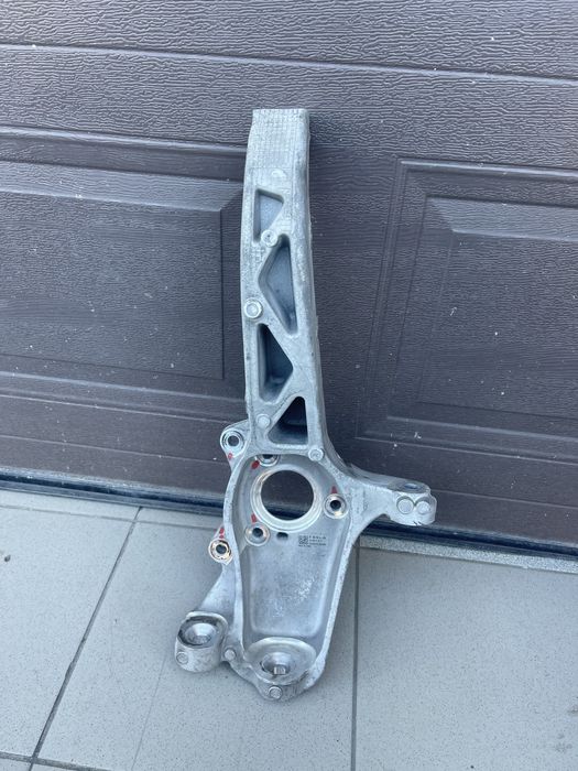 Tesla Model 3 цапфа кулак