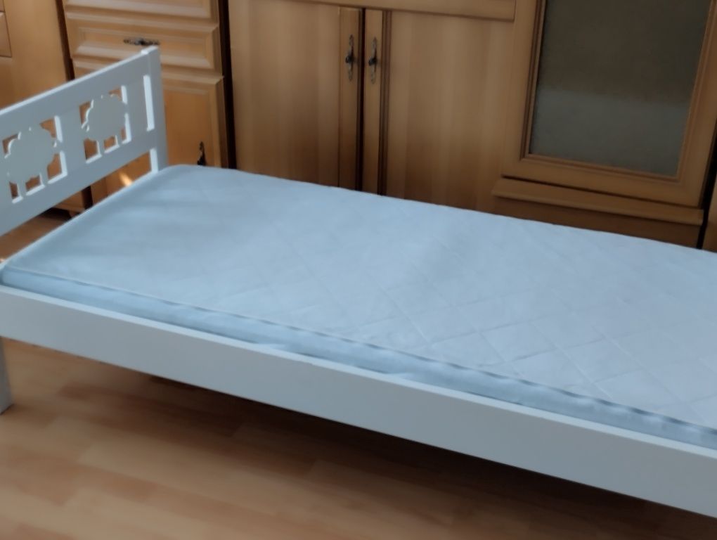 Śliczne łóżko dziecięce +extra materac