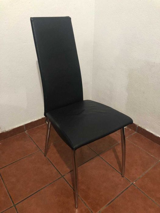 Mesa tampo de vidro preto e pernas em metal + 4 cadeiras - 50 euros