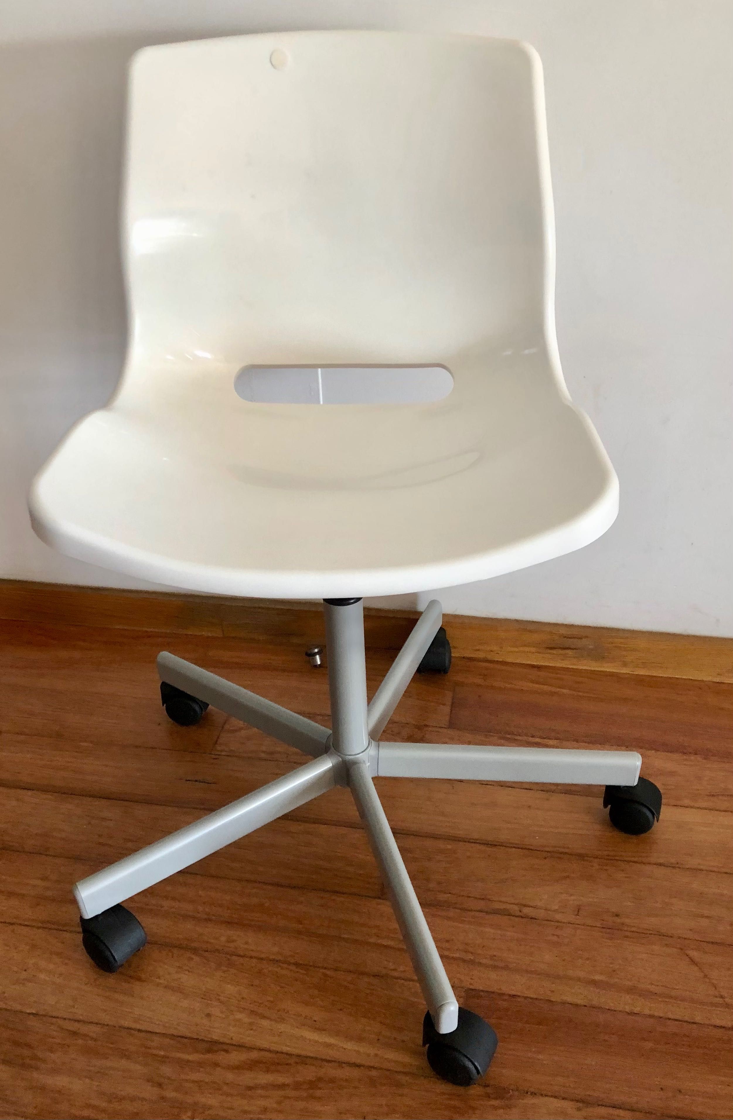 Secretaria , 120 /60 cm e cadeira giratória plástica , brancas