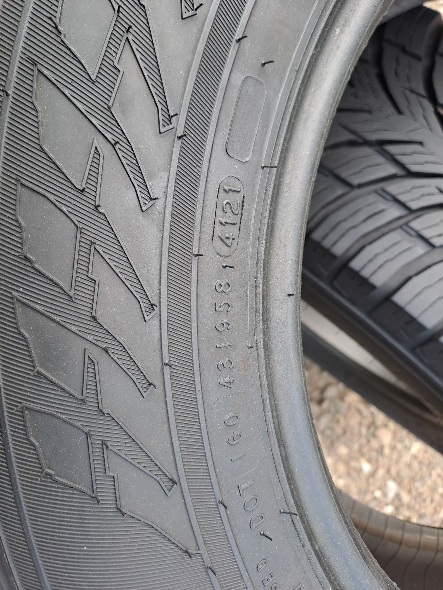 Opony 215 65 R16c Nokian Season Proof C