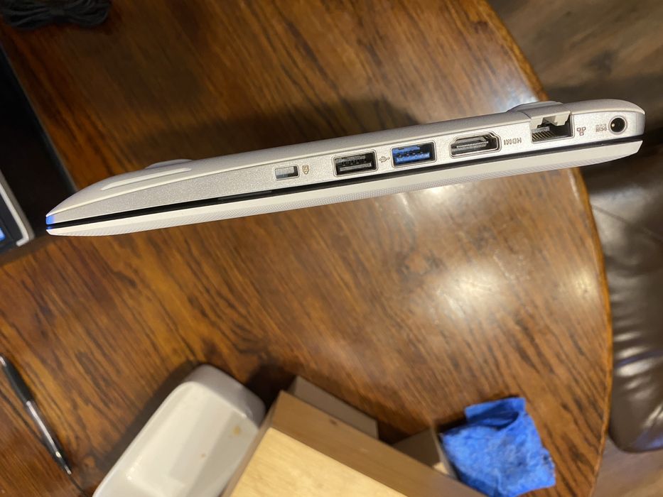 Asus X201E laptop mały