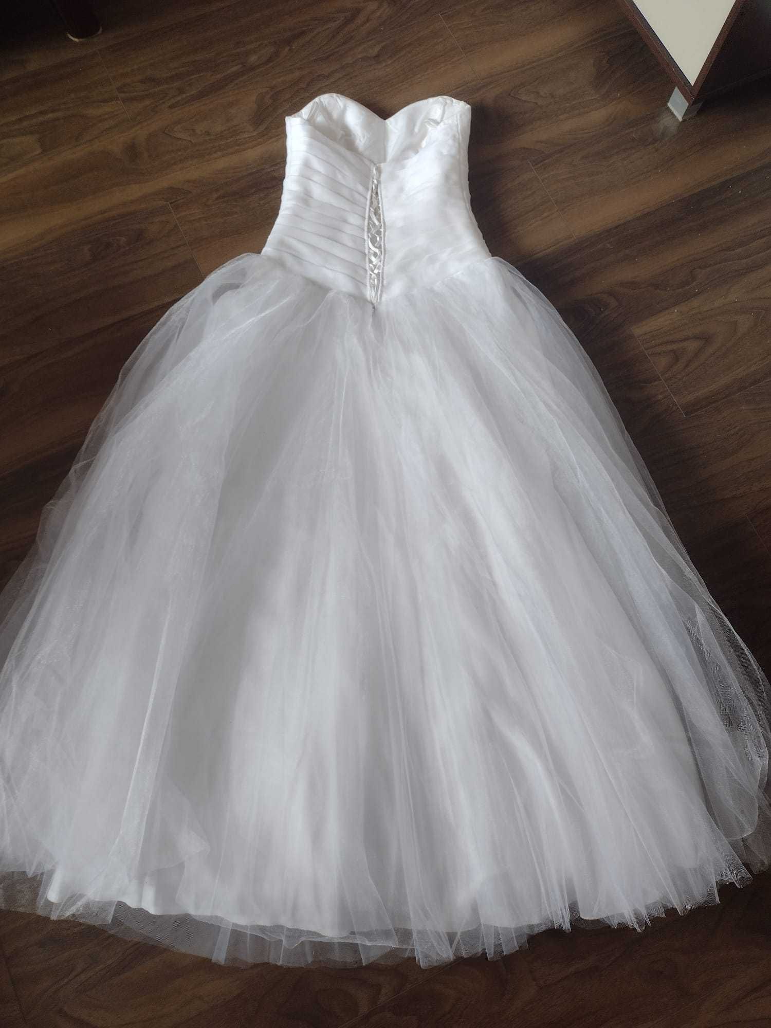 Suknia ślubna biała, tren oraz welon