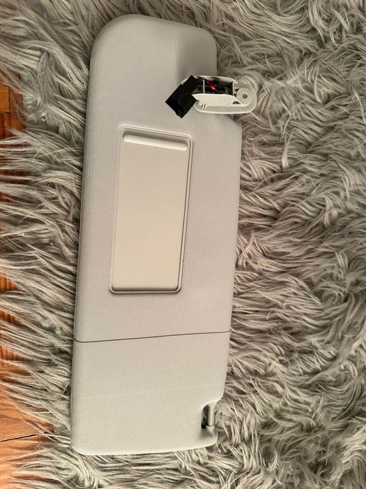 Viseira esquerda cinzenta