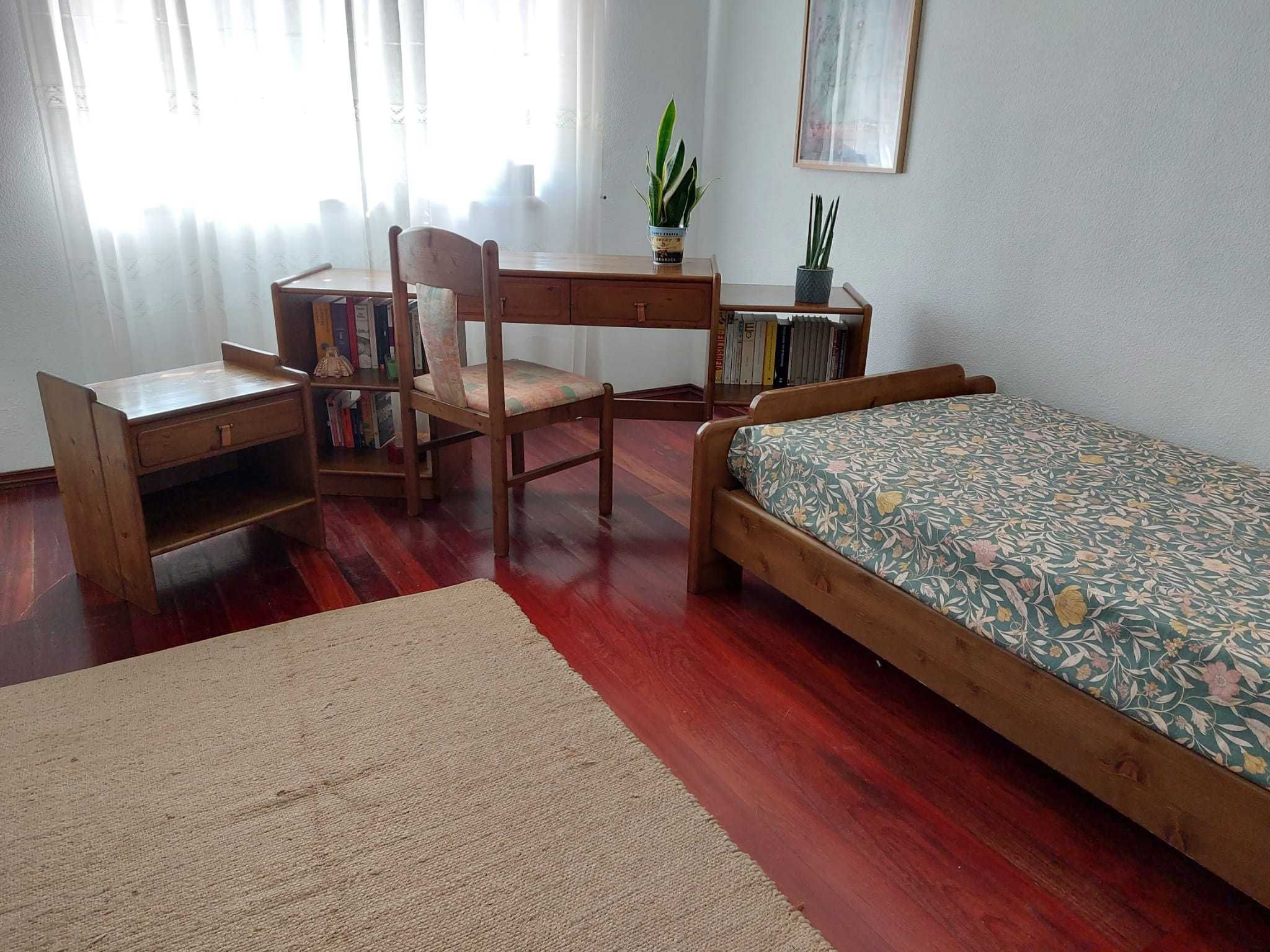 Conjunto de quarto - Cama, mesa de cabeceira, secretária e cadeira