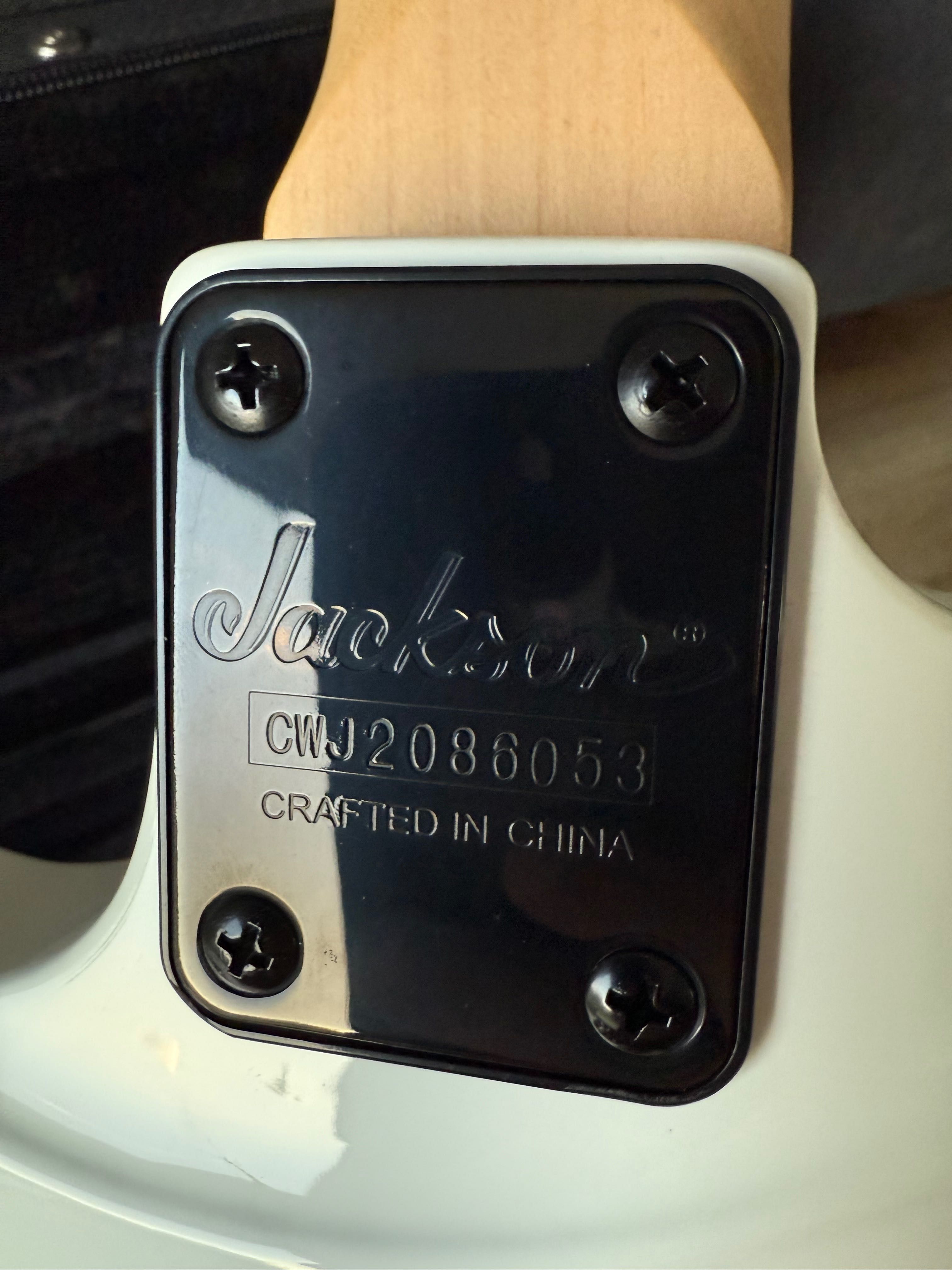 Jackson JS22 Dinky Biała z EMG 81/85 i twardym Case