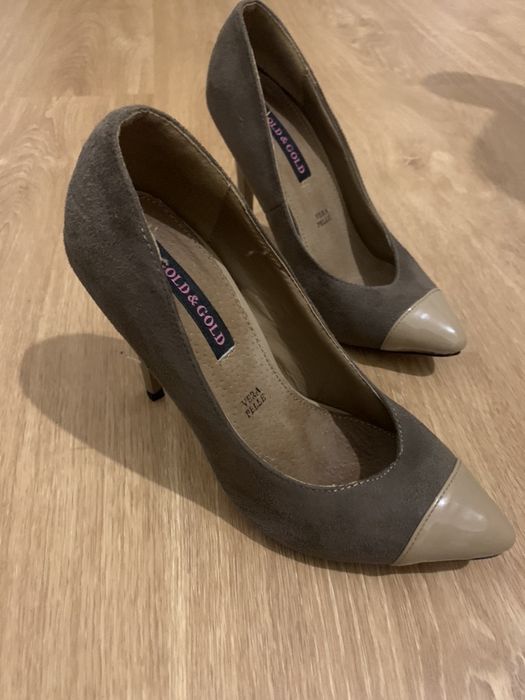Sapatos de pele novos