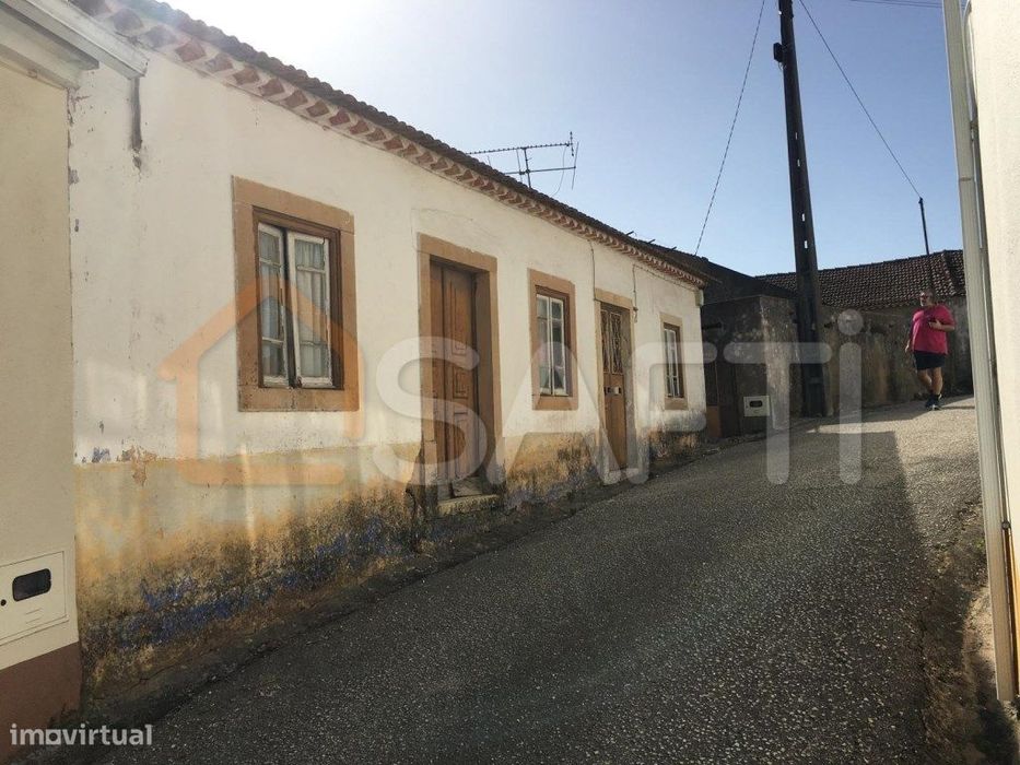 Moradia dupla para recuperar em Torre, Casais da Alviobeira, Tomar