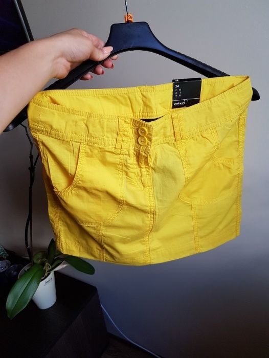 Żółta nowa spódnica
