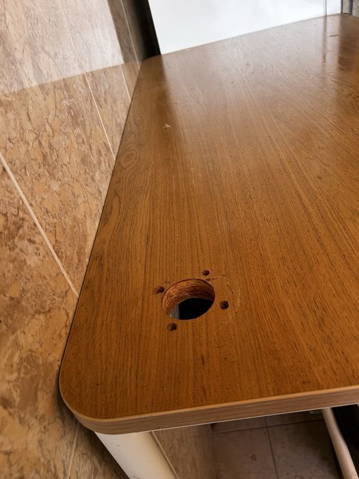 Mesa alta com furo para electricidade