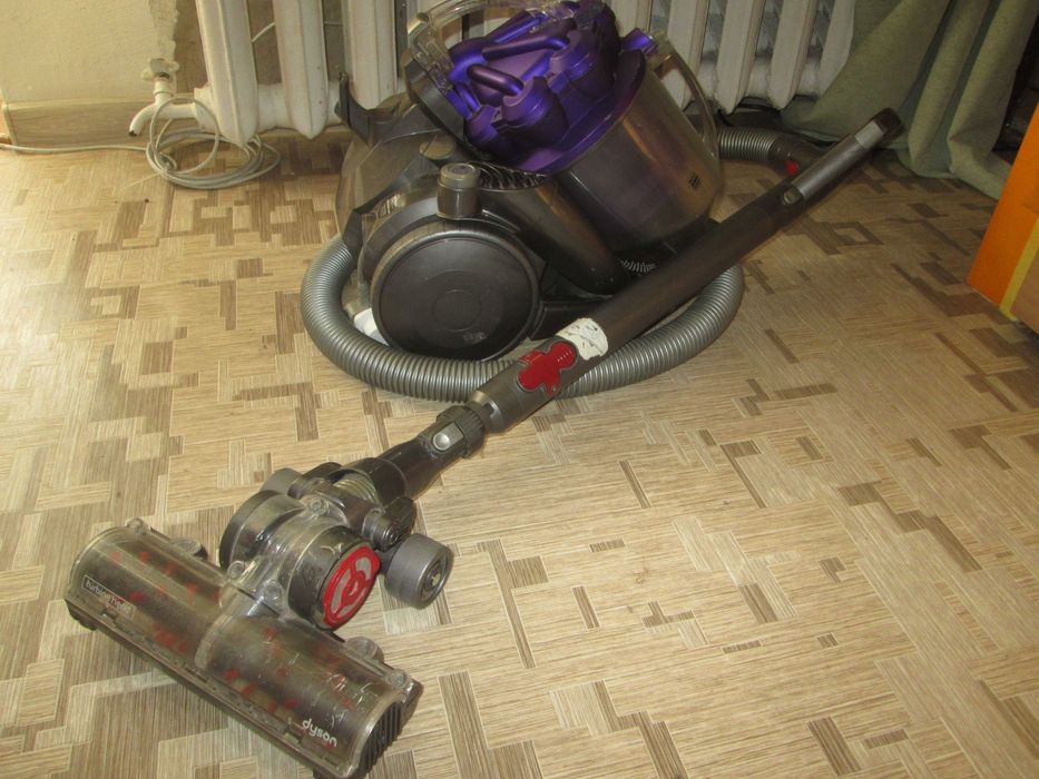 Пылесос Dyson с турбо щеткой