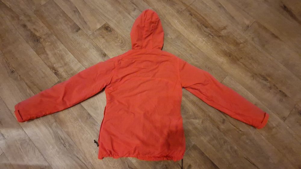 Демісезонна жіноча куртка