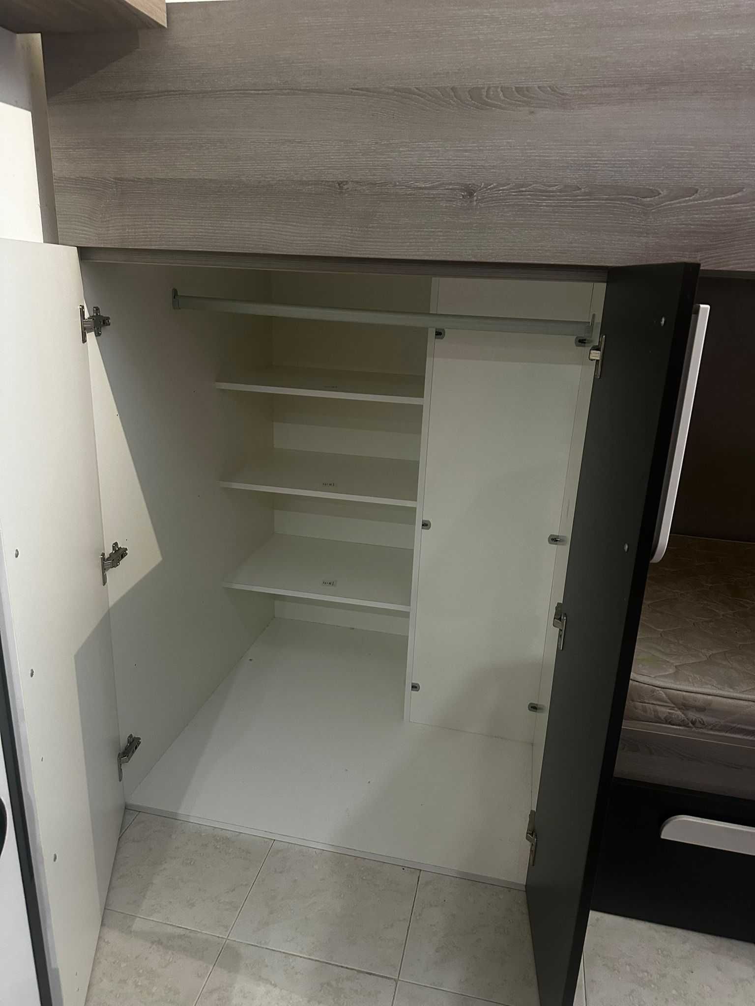 Cama semi-nova Beliche