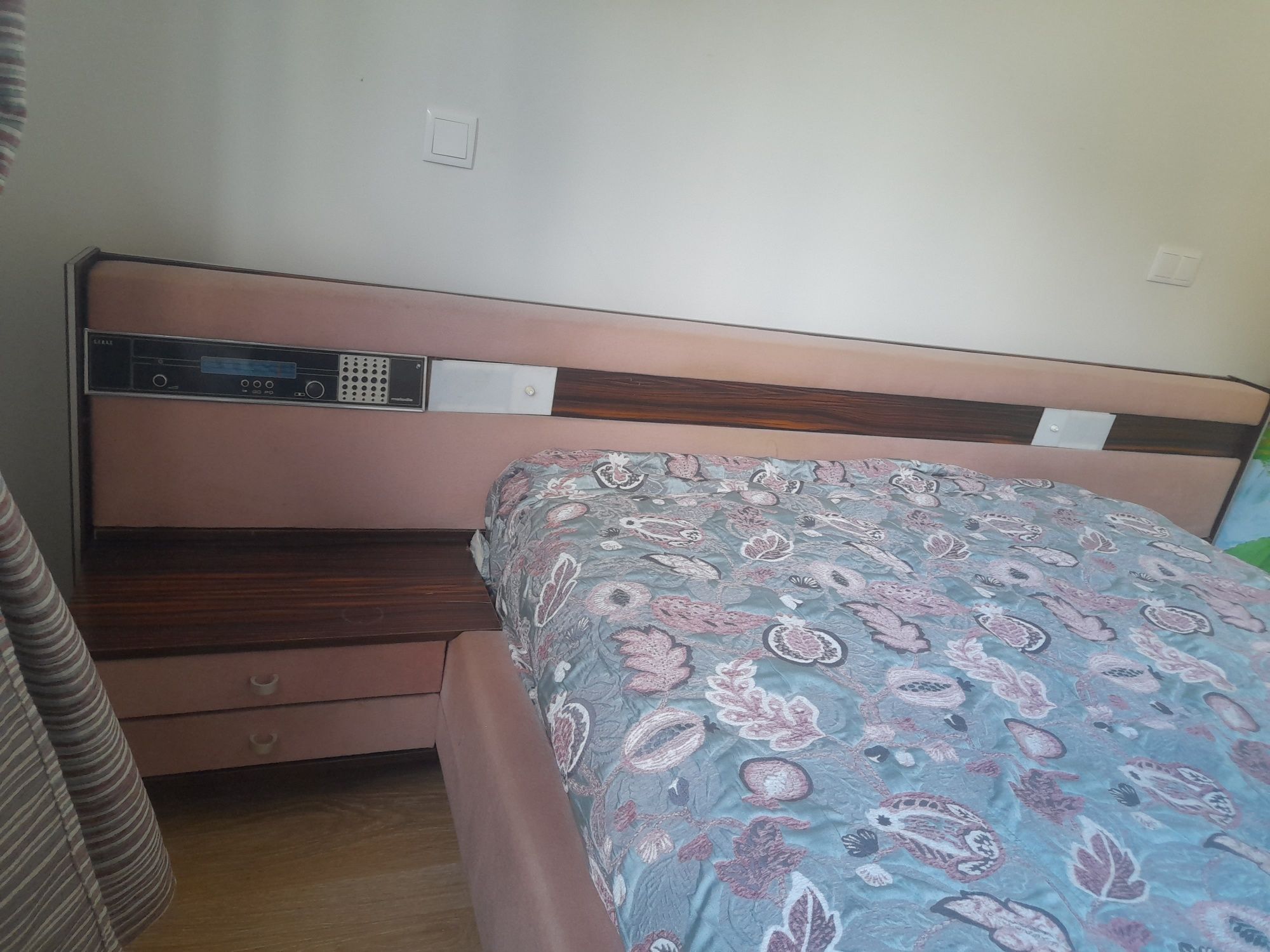 Cama casal com mesas de cabeceira