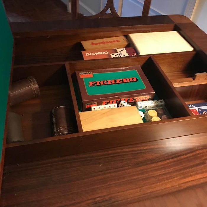 Mesa de Jogo e Cadeiras