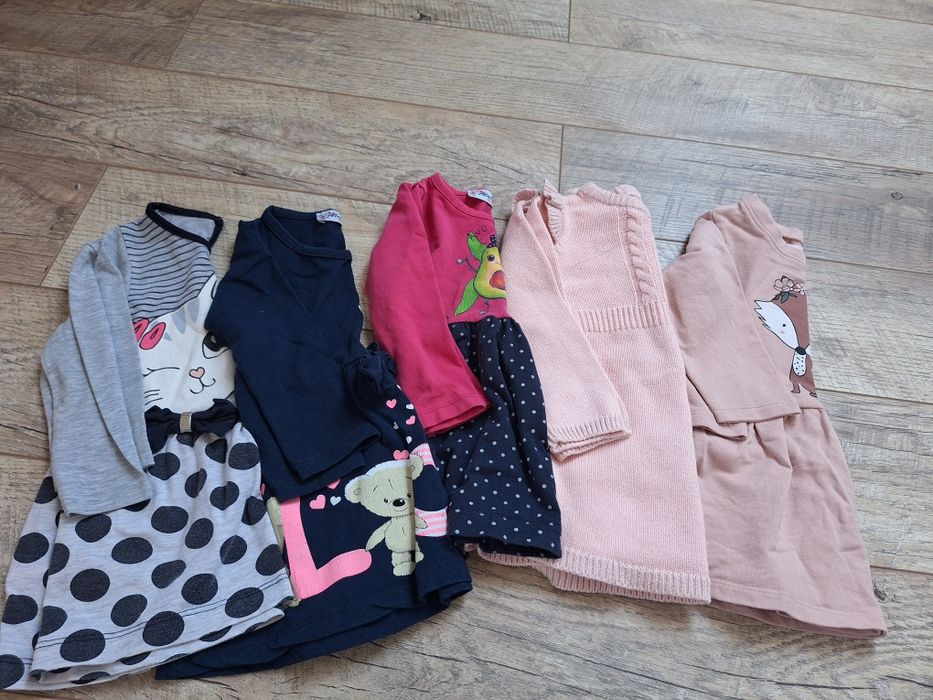 Sukienki r. 80- 5 sztuk